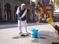 कालाराम मंदिर में PM मोदी का श्रमदान, चलाया सफाई अभियान, देखें तस्वीरें - | Kalaram Temple Pm modi swachhata abhiyan in nashik see photos | Latest india Photos at Lokmatnews.in