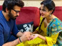 SEE PICS! Kamya Punjabi's husband Shalabh Dang applies mehendi on her hands - News | SEE PICS! Kamya Punjabi's husband Shalabh Dang applies mehendi on her hands | Latest entertainment Photos at Lokmattimes.com