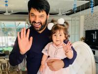 कपिल शर्मा ने बेटी अनायरा संग शेयर की क्यूट फोटो, पिंक फ्रॉक में हाथ हिलाती हुई आईं नजर - | Kapil Sharma shares daughter anayra cutest photo on social media see pics | Latest television Photos at Lokmatnews.in