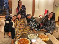 PHOTOS : करिना कपूरने मलायका अरोरा आणि करिश्मा कपूरसोबत केली पार्टी, फोटो व्हायरल - Marathi News | Kareena kapoor khan party with malaika arora and sister karisma kapoor photos goes viral see pics | Latest filmy Photos at Lokmat.com