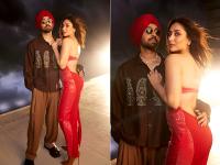 पंजाबी सिंगर की बाहों में करीना कपूर, हॉट अंदाज ने छुड़ाए पसीने - | Kareena Kapoor Latest Photoshoot in Red Backless Dress Pics Goes Viral on Social Media | Latest bollywood Photos at Lokmatnews.in