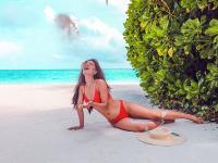 ऑरेंज कलर की बिकीनी पहन समंदर किनारे करिश्मा शर्मा ने दिखाया हॉट अवतार - | Karishma Sharma is killing with bikini Pics On Instagram | Latest television Photos at Lokmatnews.in