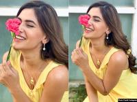 बाथटब में इस फेमस किताब को पढ़ने के बाद करिश्मा शर्मा हाथों में फूल लिए किसको कर रही हैं इम्प्रेस, देखें हॉट तस्वीरें - | explore Ragini MMS Returns Star Karishma Sharma hot sexy pics, photos, images with flower | Latest television Photos at Lokmatnews.in