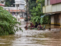 वीडियो में देखें, केरल में आई बाढ़ से हुई तबाही का मंजर, 100 साल की सबसे भीषण बाढ़