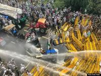 Farmers Protest: किसानों ने दिल्ली में डाला डेरा, कुदाल लेकर खेत में उतरीं महिलाएं - | delhi chalo haryana punjab farmer ladies of the agitating farmers handled protest struggle images viral see pics | Latest india Photos at Lokmatnews.in