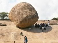 250 टन के इस पत्थर का राज है 1200 साल पुराना, आज तक नहीं हिला पाया कोई - | mystery behind Krishna butter ball rock, nobody can move this 250 ton stone, see pics images | Latest weird Photos at Lokmatnews.in