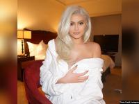 अमेरिकन मॉडल Kylie Jenner के लेटेस्ट लुक का जवाब नहीं, देखें ग्लैमरस फोटो - | Hollywood Actress and business women Kylie Jenner latest beautiful photo | Latest hollywood Photos at Lokmatnews.in