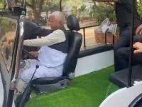 पटना की सड़कों पर खुद जीप चलाते दिखे राजद प्रमुख लालू प्रसाद यादव, लोग हैरान, देखें तस्वीरें - | rjd chief lalu prasad yadav open jeep streets patna driving tweets video bihar see pics | Latest india Photos at Lokmatnews.in