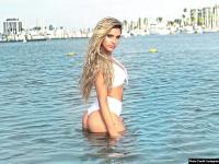 इस अमेरिकन मॉडल ने सोशल मीडिया में बिकीनी तस्वीरें शेयर कर मचाया कोहराम, आप भी देखें - | Venezuelan American YouTuber, actress, singer, dancer and model Lele Pons Hot and sexy bikini Photos turns up heat on Instagram | Latest hollywood Photos at Lokmatnews.in