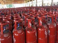 LPG Gas Cylinder Price: रसोई गैस के बढ़े दाम, दिल्ली और मुंबई में कीमत 899.50 रुपये, पटना में 1000 के करीब - | LPG Gas Cylinder Price hike Domestic cooking gas Rs 15, nears Rs 1000 in Patna delhi mumbai  899-50 | Latest business Photos at Lokmatnews.in