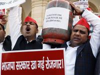 महंगाई की मार: गैस सिलेंडर के दामों में भारी बढ़ोतरी पर सपा और कांग्रेस का विरोध प्रदर्शन, देखें तस्वीरें - | Gas Cylinder Price Hike protest samajwadi party mla and mahila congress leaders alka lamba sushmita dev see pics | Latest india Photos at Lokmatnews.in