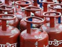 Lpg Cylinder Price: 1 मई को राहत की बौछार, एलपीजी सिलेंडर की कीमत में 14.50 रुपये की कमी, जानें अपने शहर का हाल - | LPG Cylinder Price Relief May 1 LPG cylinder price reduced by Rs 14-50, know condition of your city | Latest business Photos at Lokmatnews.in