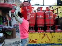 LPG Cylinder Price: एलपीजी सिलेंडर की कीमत 100 रुपये कम, विमान ईंधन में 8.5 प्रतिशत की बढ़ोतरी, नई कीमत आज से लागू, ऐसे करें चेक - | LPG commercial cylinder price reduced by Rs 100 aviation fuel or ATF price increased by 8-5 percent new price applicable today 1 august check like this | Latest business Photos at Lokmatnews.in