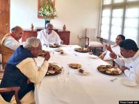जब खाने की टेबल पर साथ बैठे अमित शाह और ममता बनर्जी, देखें तस्वीरें - | CM Naveen Patnaik hosted a lunch for Amit Shah Dharmendra Pradhan Mamata Banerjee and Nitish Kumar see photos | Latest india Photos at Lokmatnews.in