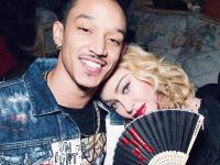 पार्टी में Madonna ने अपने से 36 साल छोटे बॉयफ्रेंड को किया kiss, देखें वायरल तस्वीरें - | Madonna Kiss Boyfriend Ahlamalik Williams in Party see pics | Latest hollywood Photos at Lokmatnews.in