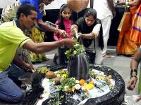 महाशिवरात्रि के पर्व पर मंदिरों में लगा भक्तों का तांता, भगवान शिव के जलाभिषेक के लिए पहुंचे श्रद्धालु, देखें तस्वीरें - | Maha Shivaratri devotees in the temple for the Jalabhishek of Lord Shiva, see photos | Latest spirituality Photos at Lokmatnews.in