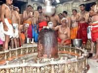 Adhik Maas Shivratri 2023: भगवान श्री महाकालेश्वर की छठी सवारी, भोले-शंभू के जयकारों से गूंजा महाकाल परिसर, देखें तस्वीरें - | Adhik Maas Shivratri 2023 Shri Mahakaleshwar Mandir mahakal Lord sixth ride Mahakal campus echoed cheers Bhole-Shambhu see photos | Latest spirituality Photos at Lokmatnews.in