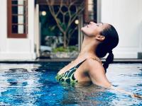 मलायका अरोरा पूलमध्ये दिसली ग्लॅमरस अंदाजात, पहा तिचे फोटो - Marathi News | Malaika Arora Share very sizzling pictures on instagram fans goes crazy see pics | Latest filmy Photos at Lokmat.com