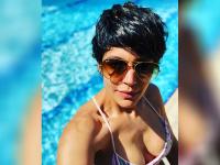 मंदिरा बेदी स्विमिंग पूल किनारे हॉट क्लीवेज दिखाती आईं नजर, देखें Pics - | Mandira Bedi Shows her Hot Cleavage on Instagram, See Latest sexy photos | Latest hot-sexy Photos at Lokmatnews.in