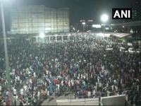 दिल्ली में लॉकडाउन, प्रवासी श्रमिक का सैलाब, रेलवे स्टेशन और बस टर्मिनल पर हुजूम, देखें तस्वीरें... - | Lockdown Delhi migrant workers' flood railway station and bus terminal flocked see photos | Latest india Photos at Lokmatnews.in