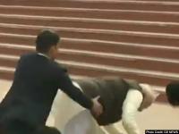 सीढ़ियों से ऐसे गिरे पीएम मोदी वीडियो हुआ वायरल - | PM Narendra modi viral pics fall down from Ganga Ghat stairs see images and photos | Latest india Photos at Lokmatnews.in