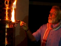 कोरोनावायरस से जंग :पीएम मोदी ने स्विच ऑफ की घर लाइट, अपने हाथों से जलाया दिया