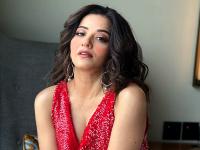 मोनालिसा ने बेडरूम से शेयर की ग्लैमरस तस्वीरें, ग्रे टॉप और शॉर्ट्स ने दिए पोज, देखें तस्वीरें - | Monalisa shared glamorous pictures from bedroom, posing in gray top and shorts | Latest television Photos at Lokmatnews.in