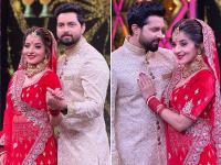 ब्राइडल लुक में दिखी भोजपुरी एक्ट्रेस मोनालिसा, पति संग दिए रोमांटिक पोज, देखे तस्वीरे - | Bhojpuri actress Monalisa seen in bridal look gave romantic pose with husband see photos | Latest bhojpuri Photos at Lokmatnews.in