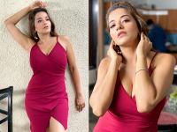 मोनालिसा ने रेड ड्रेस में शेयर किया ग्लैमरस फोटोशूट, दिलकश अंदाज से लूटा फैंस का दिल, देखें तस्वीरें - | Monalisa latest sizzling photoshoot in red velvet dress goes viral on social media see pics | Latest television Photos at Lokmatnews.in