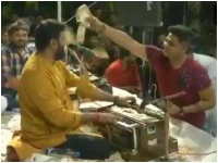 गुजराती लोक गायक पर लोगों ने की नोटों की बारिश, देखें वीडियो