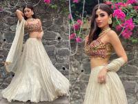 IN PICS : मौनी रॉय ग्लॅमरस फोटोशूटमुळे आली पुन्हा चर्चेत, पहा तिचे स्टनिंग फोटो - Marathi News | Mouni roy latest photoshoot stunning pics goes viral on social media see photos | Latest filmy Photos at Lokmat.com