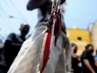 VIDEO: मुहर्रम क्यों मनाते हैं, खुद को चाकुओं और तलवारों से ज़ख्मी क्यों करते हैं मुस्लिम?