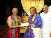 Mukesh Ambani: भगवान तिरुपति बालाजी के दर्शन करने पहुंचे मुकेश अंबानी, जानिए इतने रुपए का दिया दान, - | reliance industries chairman mukesh ambani visited and offered prayers at tirupati balaji temple | Latest business Photos at Lokmatnews.in