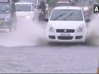 मुंबई में भारी बारिश, सड़कों पर हुआ जलभराव
