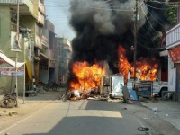 Bihar: Munger में भक्तों पर लाठीचार्ज से गुस्साई भीड़ का तांडव, SP Lipi Singh और DM को EC ने हटाया