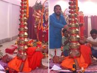 Navratri 2022: पटना के नागेश्वर बाबा ने अपनी छाती पर 21 कलश की स्थापना, कहा - '26 सालों से ये कलश स्थापना कर रहा हूं' - | Navratri 2022 Nageshwar Baba of Patna placed 21 Kalash on his chest said - 'I am establishing this Kalash for 26 years' | Latest india Photos at Lokmatnews.in