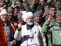 PM Modi Visit: पीएम मोदी ने भारतीय सेना और आईटीबीपी जवानों से की मुलाकात, देखें तस्वीरें - | Narendra Modi Meet Army jawan ITBP And BRO Soldiers In Gunji Pithoragarh | Latest india Photos at Lokmatnews.in