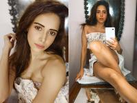 ड्रीम गर्ल फेम नुसरत भरूचाने शेअर केली सेल्फी, दिसली ग्लॅमरस अंदाजात - Marathi News | Nushrat Bharucha trending photos checkout nushrat bharucha latest sizzling pics | Latest filmy Photos at Lokmat.com