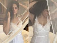 व्हाइट ड्रेसमध्ये नुसरत भरूचा दिसली खूप ग्लॅमरस, पहा तिचे हे स्टायलिश फोटो - Marathi News | Nushrat Bharucha sizzling pics went viral on internet see photos | Latest filmy Photos at Lokmat.com