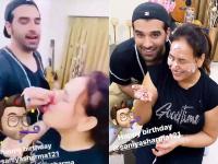 पारस छाबड़ा ने ऐसे मनाया माहिरा शर्मा की मां का बर्थडे, चेहरे पर केक लगाते आए नजर, see pics - | Paras Chhabra Celebrate Mahira Sharma Mother Birthday see photos | Latest television Photos at Lokmatnews.in