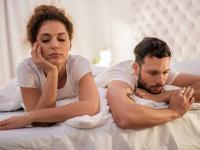 Photos: बिस्तर में आपके पार्टनर का मूड खराब कर सकती हैं ये 6 बुरी आदतें - | Sex Tips: Habits that ruin your partner romantic mood in bed | Latest relationships Photos at Lokmatnews.in