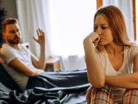 सोने से पहले पार्टनर संग इन 5 कामों को करने से बचें, वर्ना आ सकती है दरार - | Tips of happy married life 5 things to avoid before going to bed for happy couples | Latest relationships Photos at Lokmatnews.in