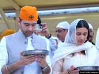 राघव चड्ढा और परिणीति चोपड़ा पहुंचे अमृतसर के गोल्डन टेंपल, तस्वीरें हुईं वायरल - | Photos Parineeti Chopra And Raghav Chadha From Amritsar Golden Temple | Latest bollywood Photos at Lokmatnews.in