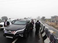 Punjab: रास्ता में फंसा पीएम मोदी का काफिला, प्रदर्शनकारियों ने राजमार्ग जाम किया, देखें तस्वीरें - | PM Narendra Modi convoy 15-20 minutes Security breach Punjab's Hussainiwala in Ferozepur stuck flyover see pics | Latest india Photos at Lokmatnews.in