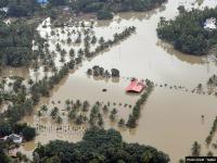 Pm Narendra Modi Visited Flood Affected Areas In Kerala क रल म ब ढ स त र ह प एम म द न हव ई जह ज म ब ठकर ल य ज यज तस व र म द ख Lokmat News Hindi