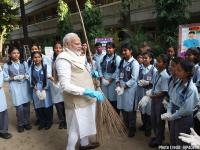 Gandhi Jayanti: बच्चों संग हाथ में झाड़ू थामे प्रधानमंत्री मोदी, गांधी जयंती पर स्वच्छता अभियान में हिस्सा लिया, देखें तस्वीरें - | PM Modi Participates In Cleanliness Drive On Gandhi Jayanti see photos | Latest india Photos at Lokmatnews.in
