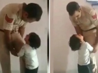 पुलिसकर्मी ने अपने बिलखते बच्चे से कहा, 'बेटा जल्दी आ जाऊंगा', वीडियो देख लोग हुए इमोशनल