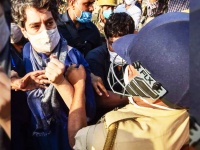 पुलिसकर्मी के Priyanka Gandhi का कुर्ता पकड़ने पर Sajay Raut ने CM Yogi पर बोला हमला