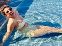 हाय गर्मी ! पूलमध्ये रिलॅक्स करताना दिसली देसीगर्ल प्रियंका चोप्रा, स्विमवेअरमध्ये फ्लॉन्ट केली टोन्ड फिगर - Marathi News | Priyanka chopra flaunts curves in yellow swimwear enjoy in pool see pics | Latest filmy Photos at Lokmat.com