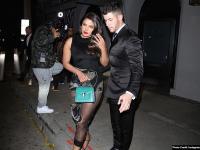 वार्डरोब मॉलफंक्शन का शिकार होने से बचीं प्रियंका चोपड़ा, हैंडबैग से ड्रेस छुपाती आईं नजर, देखें तस्वीरें - | priyanka chopra golden globes awards wardrobe malfunction latest Images went viral on social media again | Latest hollywood Photos at Lokmatnews.in